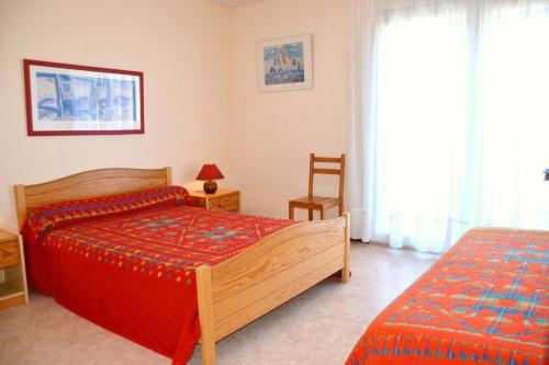 - une chambre avec 2 lits et une fenêtre dans l'établissement Résidence Torremagne 7, à Font-Romeu-Odeillo-Via