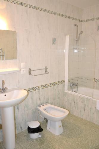 une salle de bain avec un lavabo, des toilettes et une baignoire dans l'établissement Résidence Torremagne 5, à Font-Romeu-Odeillo-Via