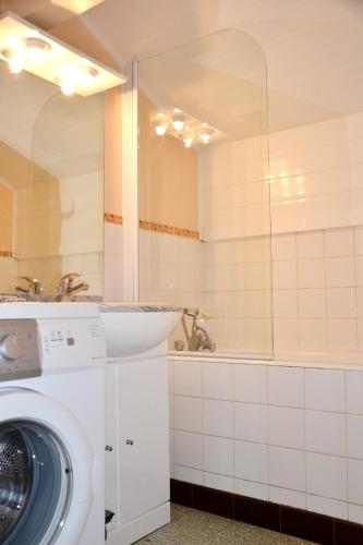 une salle de bain avec une machine à laver et un lavabo dans l'établissement Résidence Torremagne 11, à Font-Romeu-Odeillo-Via