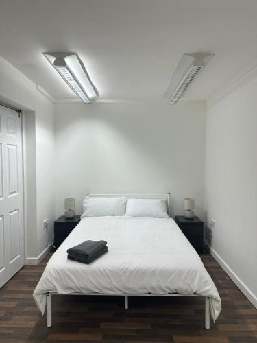 Postel nebo postele na pokoji v ubytování Bright, Warm & Cozy house in Harpurhey