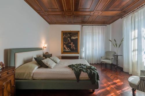 Un dormitorio con una cama grande con techo de madera. en Villa Nina, en Pesaro