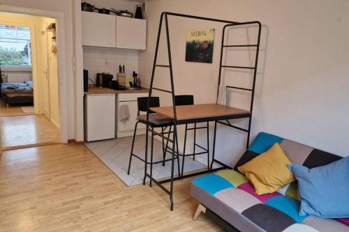 a living room with a couch and a table at Gemütliche Apartment, Stadtmitte, Netflix, wifi in Hannover
