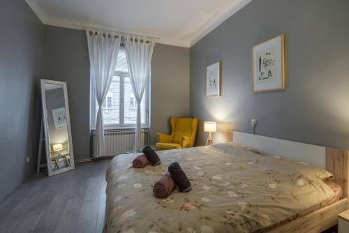 Posteľ alebo postele v izbe v ubytovaní Cozy City Center Apartment
