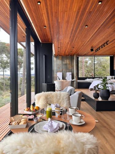 ボン・ジャルジン・ダ・セーハにあるJardim das Pedrasの食べ物が置かれたテーブルのあるダイニングルーム