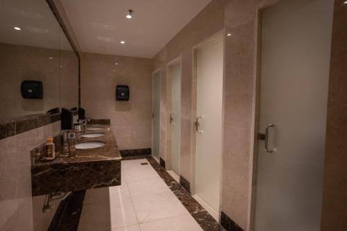 a bathroom with two sinks and a large mirror at Rosemond Al Hamra in Jeddah