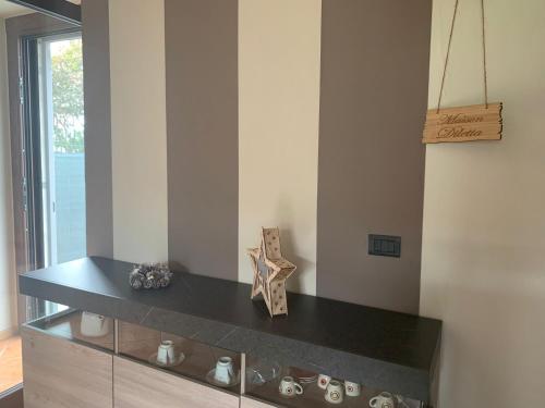 a room with a black counter top with a star trophy at Maison Diletta in Castelletto sopra Ticino
