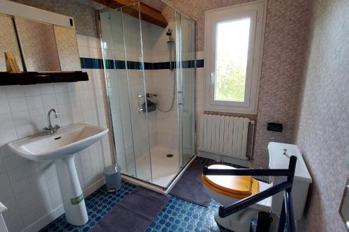 La Maison des 3 Bouleaux : حمام مع دش ومرحاض ومغسلة