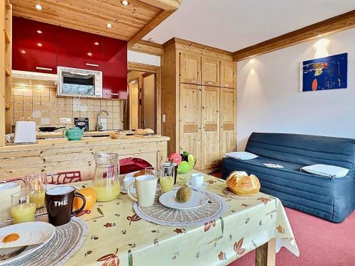 un salon avec une table avec de la nourriture dessus dans l'établissement Charmant appartement à Tignes, 4 pers, 30m², pied des pistes, balcon sud, commerces à proximité - FR-1-411-482, à Tignes
