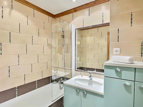 ein Bad mit einem Waschbecken und einem Spiegel in der Unterkunft Studio Tignes, 1 pièce, 4 personnes - FR-1-411-482 in Tignes