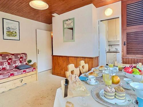 une salle à manger avec une table sur laquelle se trouve de la nourriture dans l'établissement Agréable 2 pièces 32m² sur les pistes de Tignes - FR-1-411-885, à Tignes
