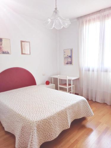 ein weißes Schlafzimmer mit einem Bett und einem Fenster in der Unterkunft MARIA HOUSE for Agripolis in Legnaro