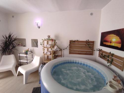 uma casa de banho com jacuzzi num quarto em Affittacamere Silvagni em Caserta