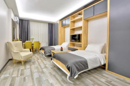 um quarto de hotel com duas camas e uma sala de jantar em North Blue Life em Istambul