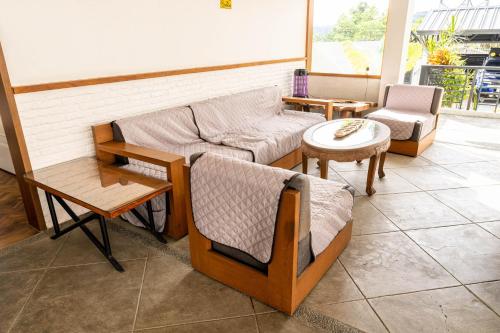 Posezení v ubytování Tata Amado: 3-bedroom vacation home + pool + sauna