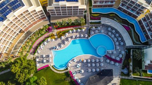 uma vista aérea de um resort com uma piscina em Akra Sorgun Tui Blue Sensatori - Ultra All Inclusive em Side