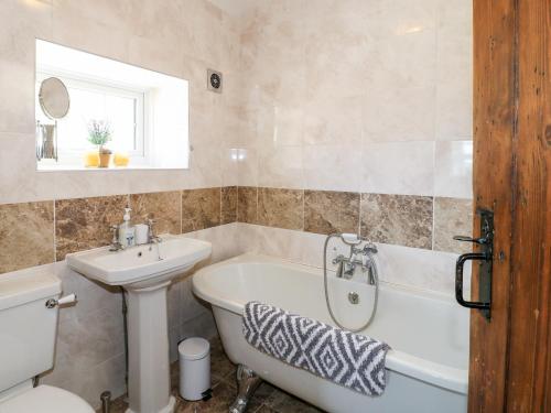 een badkamer met een bad, een wastafel en een toilet bij Valley View in Belper