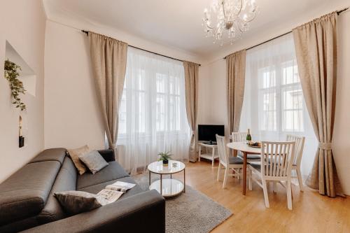 Ruang duduk di King´s Road Residence