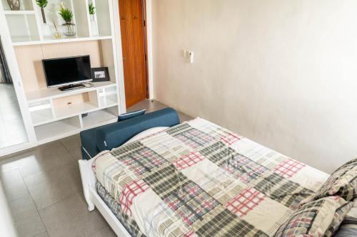 TV a/nebo společenská místnost v ubytování Tata Amado: 3-bedroom vacation home + pool + sauna