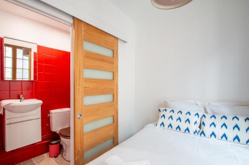 une petite chambre avec un lit et des toilettes dans l'établissement Studio au cœur du Marais, à Paris
