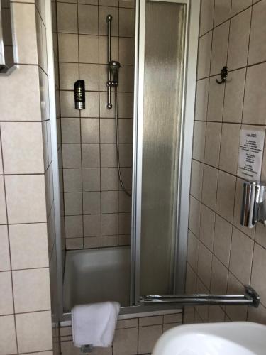 y baño con ducha y lavamanos. en Hotel Gasthof am Waldeck, en Oberthulba