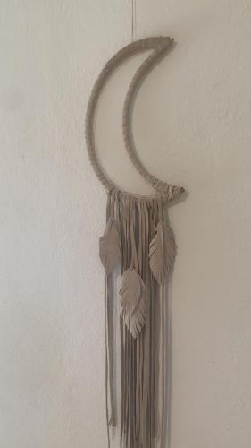 Een droominterpretatie van een halve maan die aan de muur hangt. bij Portal Mágico in Itacaré