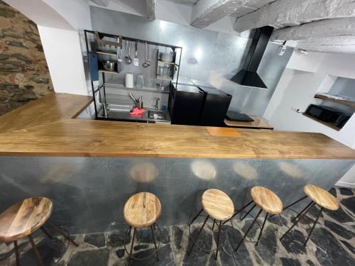 un bar avec quatre tabourets assis à un comptoir dans l'établissement Tinoquero VTAR, à Fuenteheridos