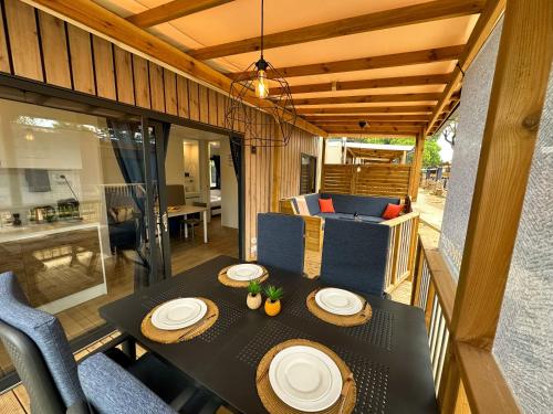 Restoranas ar kita vieta pavalgyti apgyvendinimo įstaigoje Estivo Premium Deluxe mobile homes on Camping Malibu Beach