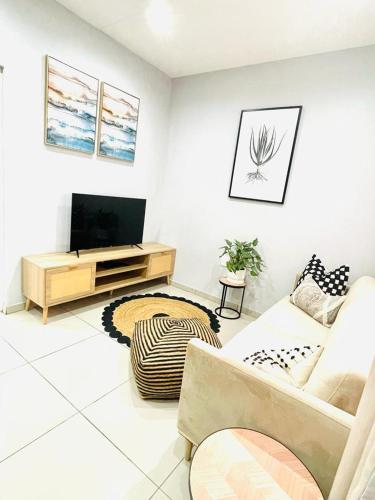 Μια τηλεόραση ή/και κέντρο ψυχαγωγίας στο Trendy, Comfortable 1 bedroom Apartments in Mthatha