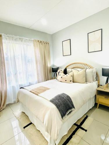 Ένα ή περισσότερα κρεβάτια σε δωμάτιο στο Trendy, Comfortable 1 bedroom Apartments in Mthatha