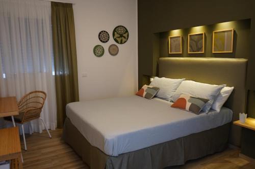 a bedroom with a large bed in a room at Viscalori Homes in Viagrande