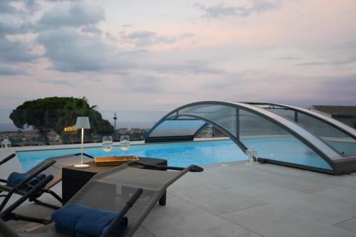 ヴィアグランデにあるViscalori Homesのプール(椅子2脚、ワイングラス付きテーブル付)