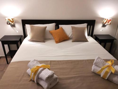 カリーニにあるAlvarado - Your Home in Sicilyのベッドルーム1室(ベッド1台、タオル2枚付)