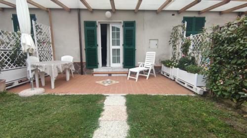 un patio con 2 sedie e un tavolo su una casa di Rosi Room a Giucano