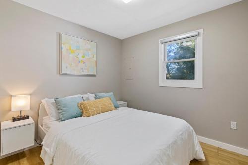 - une chambre blanche avec un lit et une fenêtre dans l'établissement Hot Tub -King Bed -3 Miles to Downtown -Simply, à Asheville