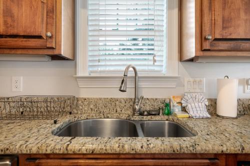 Dapur atau dapur kecil di Pelican View Beach House - Private Beach!!