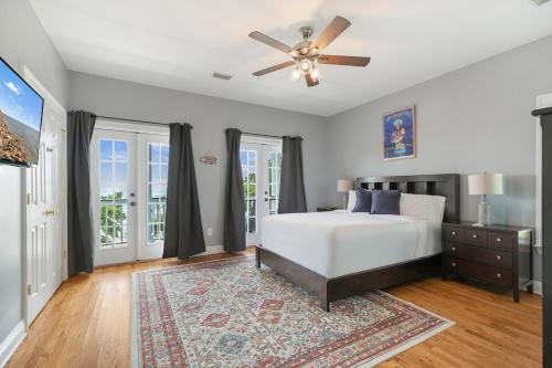 Katil atau katil-katil dalam bilik di Pelican View Beach House - Private Beach!!