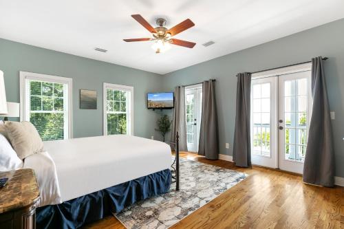een slaapkamer met een bed en een plafondventilator bij Pelican View Beach House - Private Beach!! in Ocean Springs