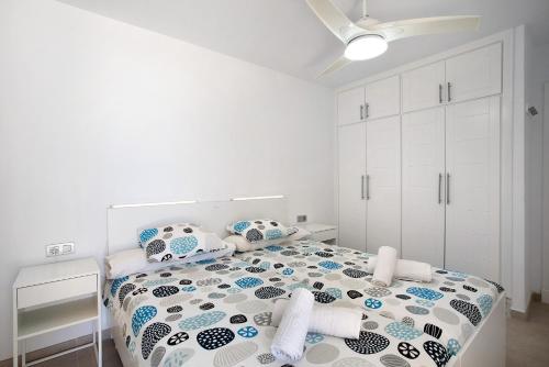 Ένα ή περισσότερα κρεβάτια σε δωμάτιο στο Casa Médano 5 By Médano Rentals