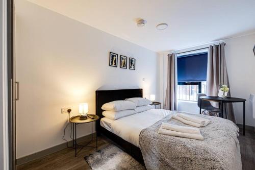 - une chambre avec un lit doté de draps et d'oreillers blancs dans l'établissement Modern & Centrally Located Apartment, à Liverpool