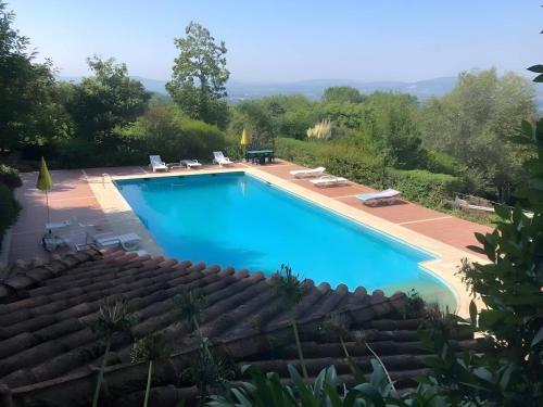 a large blue swimming pool with chairs and a roof at Casa do Alto (ground floor apartment) in Adaúfe