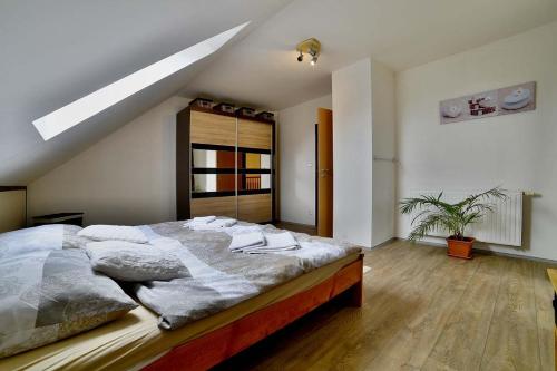 een slaapkamer met een groot bed op zolder bij Holiday house Malšice in Malšice