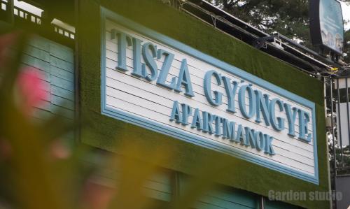 a sign on the side of a building at Tisza Gyöngye Apartmanok in Szeged