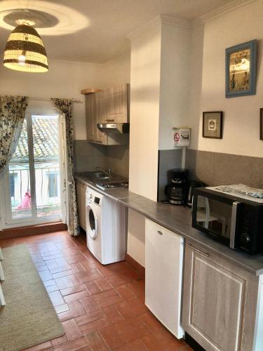 Il comprend une cuisine équipée d'un four micro-ondes et d'un lave-vaisselle. dans l'établissement Magalas Top Apartment, à Magalas