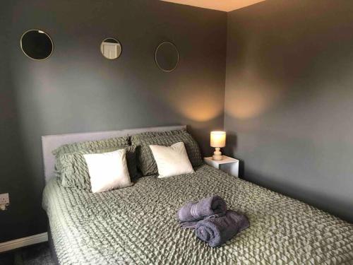 Un dormitorio con una cama con una manta morada. en Greyfriar House en Brumby