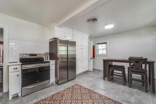 Η κουζίνα ή μικρή κουζίνα στο Lubbock Rental Home Near Texas Tech University!