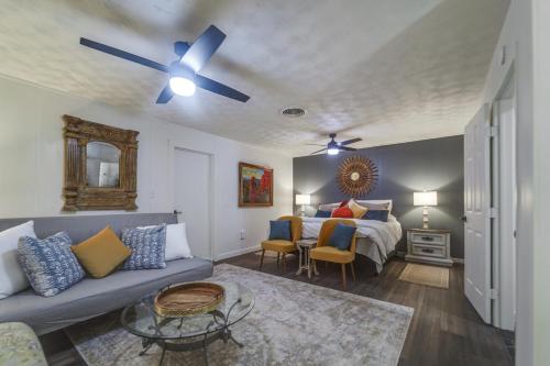 Χώρος καθιστικού στο Lubbock Rental Home Near Texas Tech University!