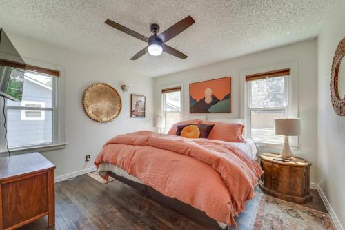 Lubbock Rental Home Near Texas Tech University! في لوبوك: غرفة نوم بسرير ومروحة سقف