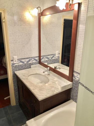 une salle de bain avec un lavabo et un miroir dans l'établissement Magalas Top Apartment, à Magalas