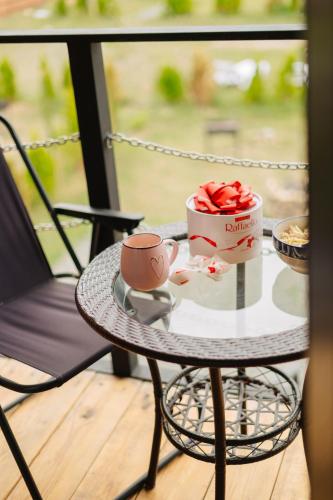 a table with a box of roses on top of it at Oda Riverside Cottages in Aragvispiri