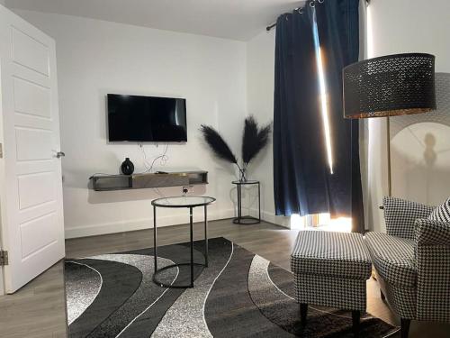 Μια τηλεόραση ή/και κέντρο ψυχαγωγίας στο Contemporary Haven: 4-Bed House in Dagenham